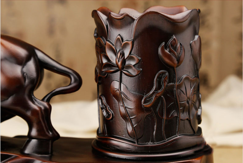 筆筒成聚財之狀，寓意財源滾滾而來