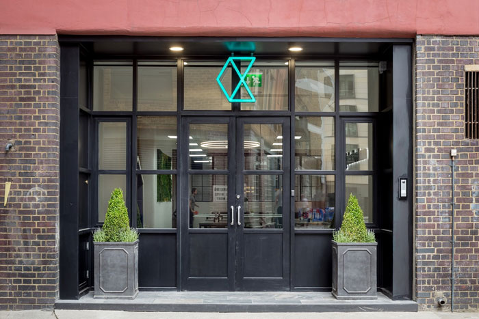 金融科技公司辦公室進門區(qū)裝修設計效果圖