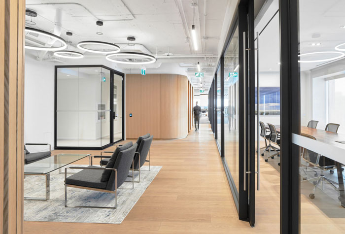 投資集團(tuán)辦公室過道裝修設(shè)計效果圖